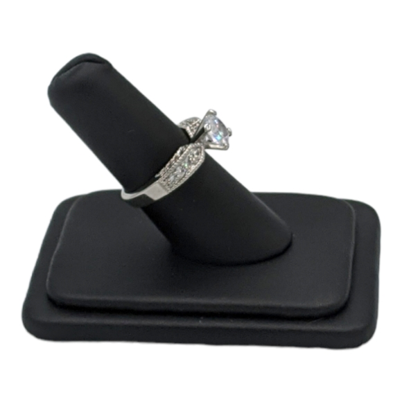 Stunning Faux Diamond Ring - Picture 4 of 12